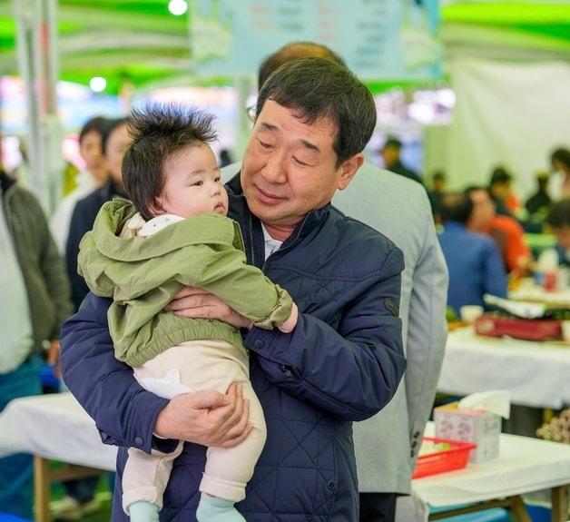 아기 안고 있는 이재영 증평군수.&#40;증평군 제공&#41;/뉴스1