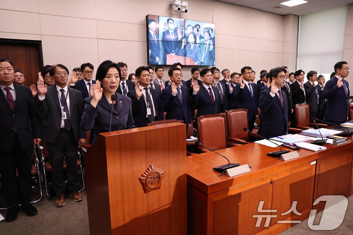 오영주 중소벤처기업부 장관이 8일 오전 서울 여의도 국회에서 열린 국회 산업통상자원중소벤처기업위원회의 중소벤처기업부 등에 대한 국정감사에서 선서하고 있다. 2024.10.8/뉴스1 ⓒ News1 구윤성 기자