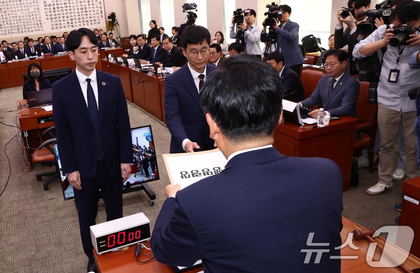 정청래 법제사법위원장이 8일 오전 서울 여의도 국회 법제사법위원회에서 열린 법무부, 대한법률구조공단, 한국법무보호복지공단, 정부법무공단에 대한 국정감사에서 국감에 출석하지 않은 김영철 서울북부지검 차장검사에 대한 동행명령장을 경위들에게 전달하고 있다. 2024.10.8/뉴스1 ⓒ News1 김민지 기자