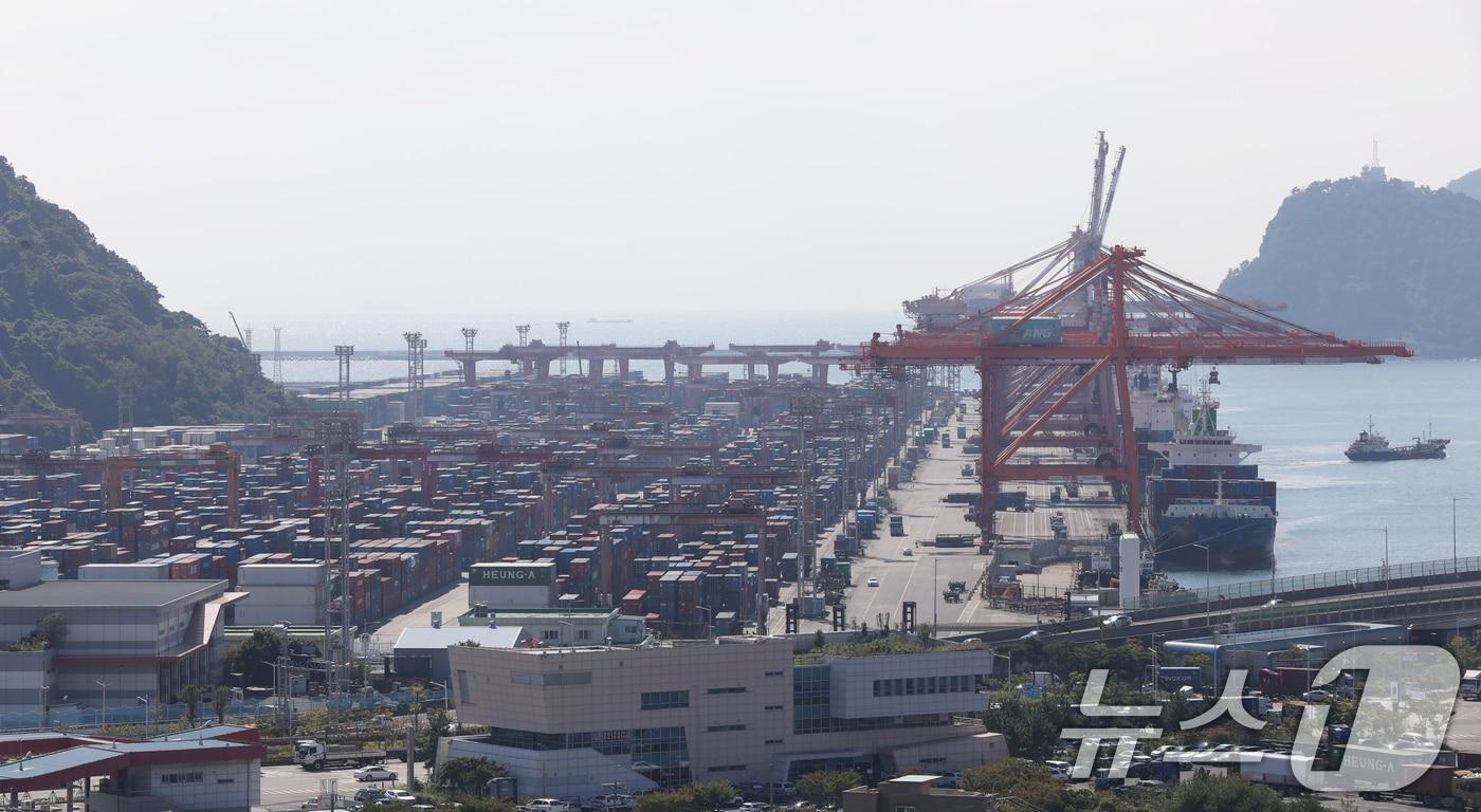 부산항 신선대부두에 컨테이너가 가득 쌓여 있다. 2024.10.8/뉴스1 ⓒ News1 윤일지 기자