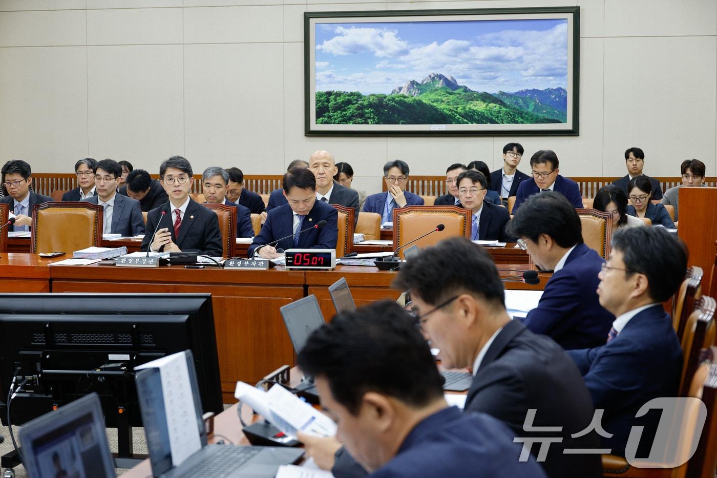 김완섭 환경부 장관이 8일 오전 서울 여의도 국회 환경노동위원회에서 열린 환경부에 대한 국정감사에서 의원 질의에 답하고 있다. 2024.10.8/뉴스1 ⓒ News1 안은나 기자