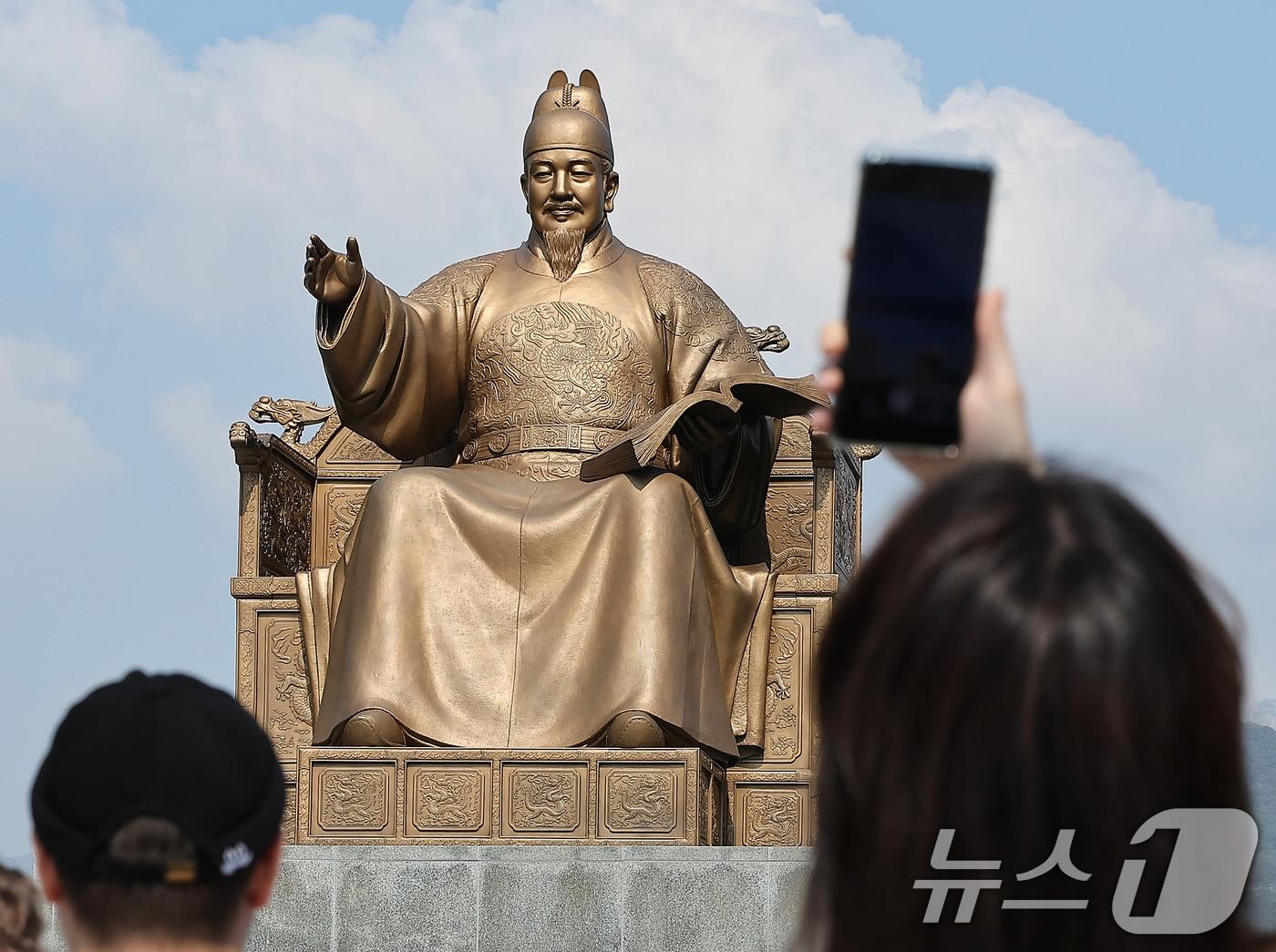 제578돌 한글날을 하루 앞둔 8일 오후 서울 광화문 광장 세종대왕 동상을 찾은 시민들이 사진을 찍고 있다. 2024.10.8/뉴스1 ⓒ News1 김진환 기자