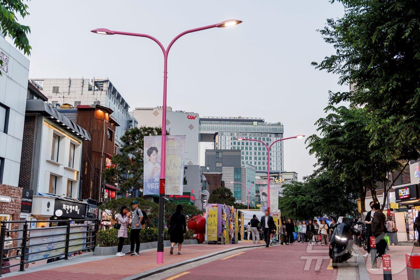 쾌적한 보행환경 조성을 위해 설치한 홍대 레드로드 안심가로등.&#40;마포구청 제공&#41;