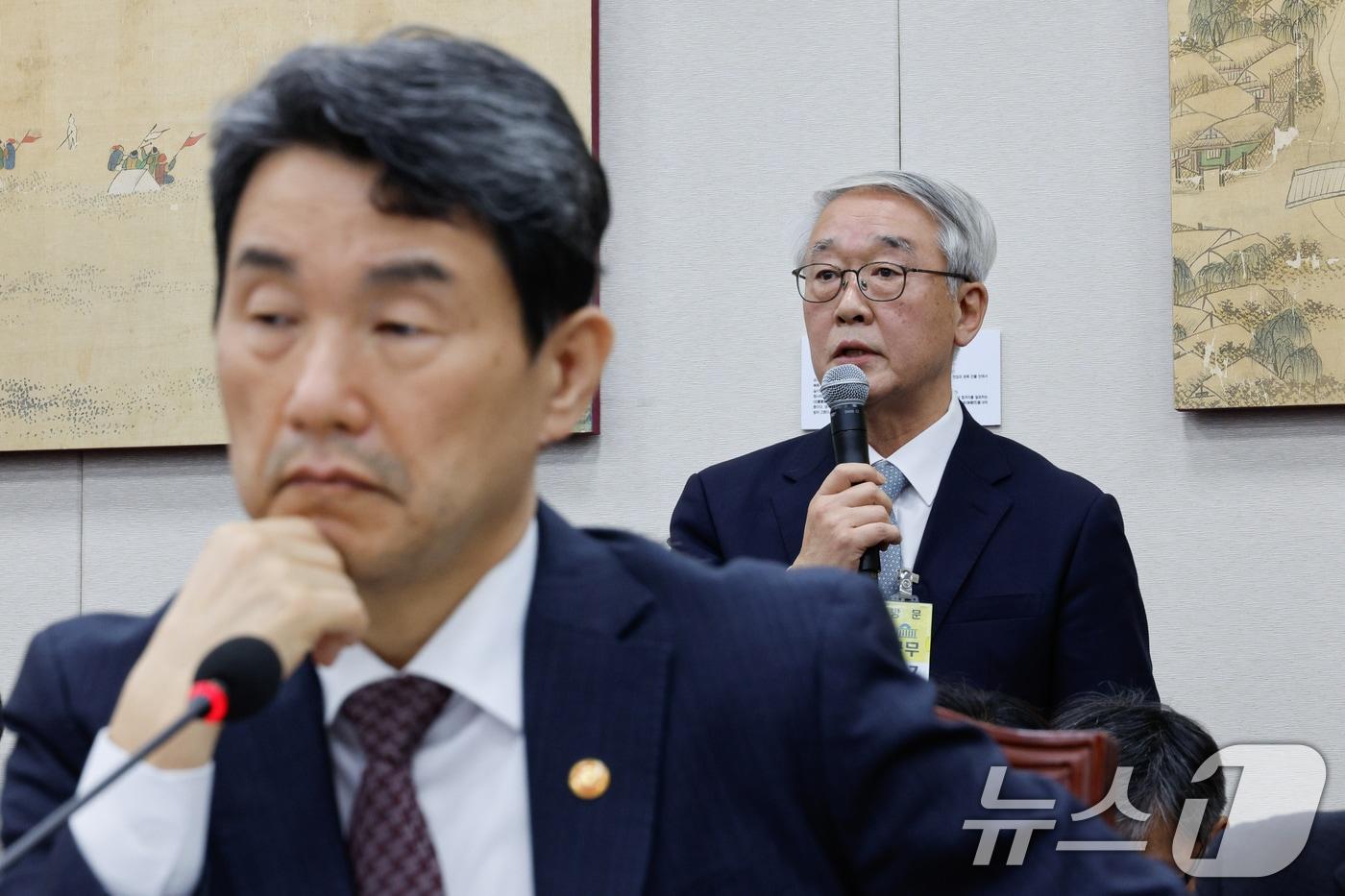 안덕선 한국의학교육평가원장이 8일 오후 서울 여의도 국회 교육위원회에서 열린 교육부·국가교육위원회·국사편찬위원회 등에 대한 국정감사에서 김용태 국민의힘 의원 질의에 답하고 있다. 앞줄 왼쪽은 이주호 사회부총리 겸 교육부 장관. 2024.10.8/뉴스1 ⓒ News1 안은나 기자