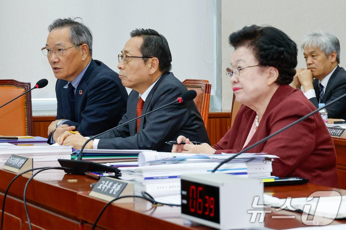 정대화 국가교육위원회 상임위원이 8일 오후 서울 여의도 국회 교육위원회에서 열린 교육부·국가교육위원회·국사편찬위원회 등에 대한 국정감사에서 질의에 답하고 있다. 왼쪽부터 정대화, 김태준 상임위원, 이배용 위원장. 2024.10.8/뉴스1 ⓒ News1 안은나 기자