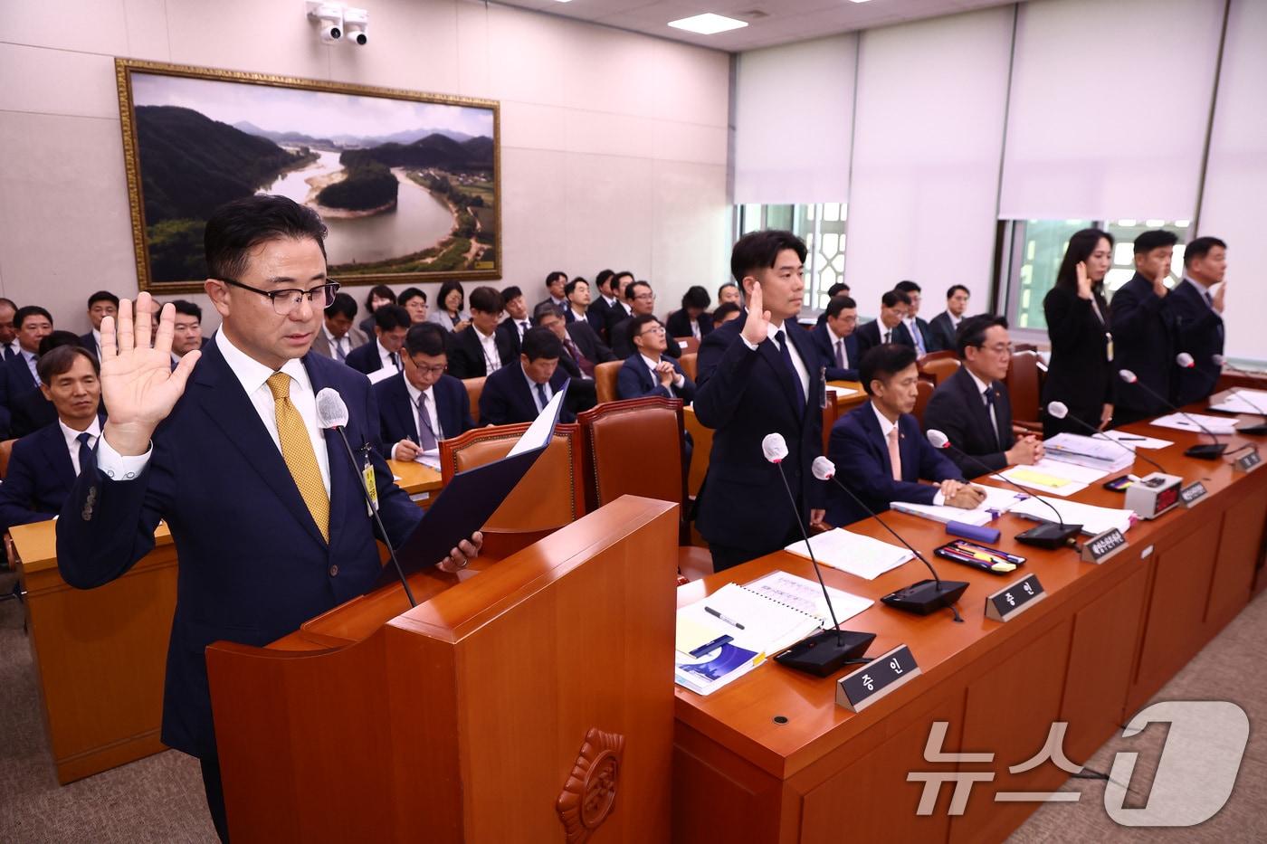 주용태 서울시 미래한강본부장을 비롯한 증인들이 8일 오후 서울 여의도 국회에서 열린 국회 농림축산식품해양수산위원회의 해양수산부에 대한 국정감사에서 선서하고 있다. 왼쪽부터 주 본부장, 박동진 이쿠르즈 대표, 해양수산부 송명달 차관, 강도형 장관, 주성원 쿠팡 전무, 이정호 KT알파쇼핑 부문장, 이상민 한국수력원자력 기술부사장. 2024.10.8/뉴스1 ⓒ News1 김민지 기자