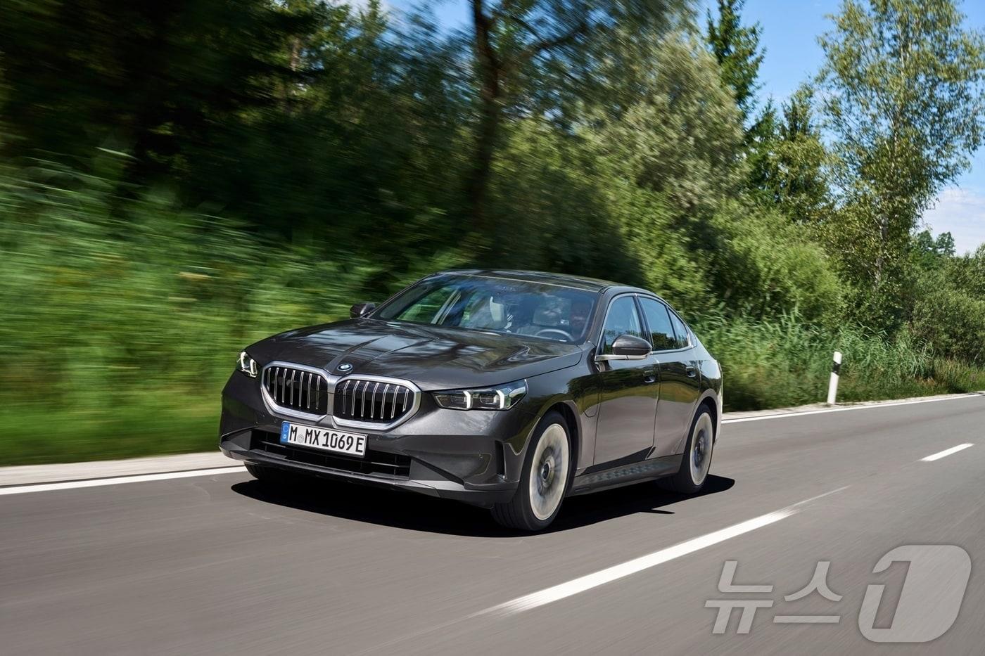 주행 중인 BMW 530e.&#40;BMW 제공&#41;