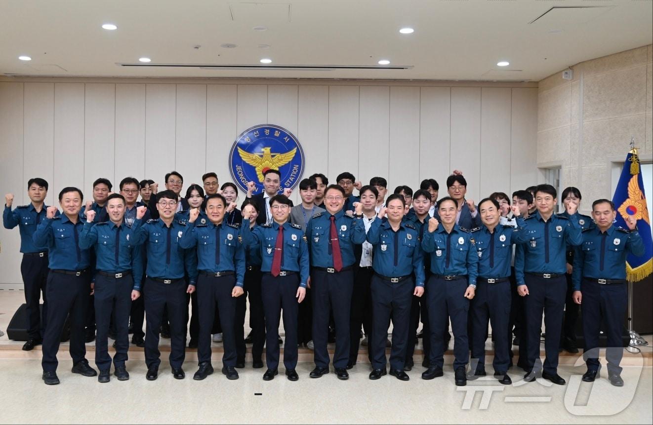 엄성규 강원경찰청장은 8일 정선경찰서를 찾아 치안 현장을 점검하고 현장 직원들을 격려했다.&#40;강원경찰청 제공&#41;/뉴스1