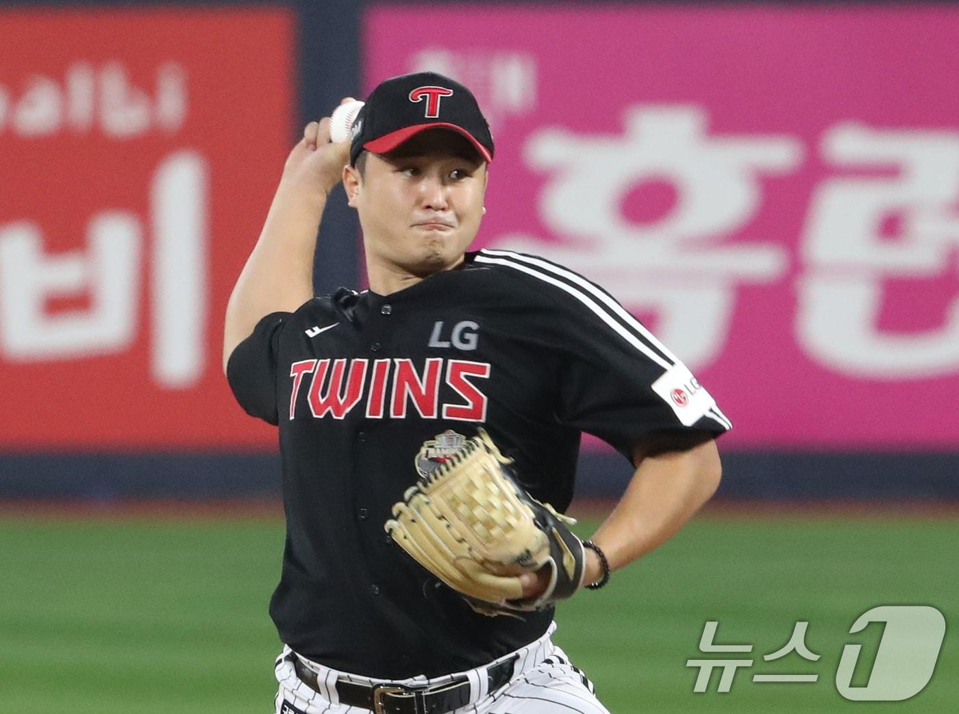 8일 오후 경기 수원시 장안구 KT위즈파크에서 열린 프로야구 &#39;2024 신한 SOL 뱅크 KBO 포스트시즌&#39; 준플레이오프 3차전 LG 트윈스와 KT 위즈의 경기, 1회말 LG 선발투수 최원태가 공을 던지고 있다. 2024.10.8/뉴스1 ⓒ News1 김영운 기자