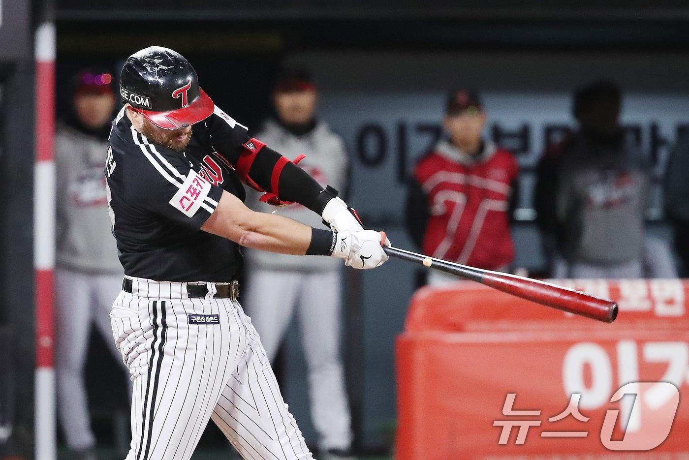 8일 오후 경기 수원시 장안구 KT위즈파크에서 열린 프로야구 &#39;2024 신한 SOL 뱅크 KBO 포스트시즌&#39; 준플레이오프 3차전 LG 트윈스와 KT 위즈의 경기 5회초 1사 1,2루 상황 LG 오스틴이 kt 벤자민을 상대로 역전 3점홈런을 치고 있다. 2024.10.8/뉴스1 ⓒ News1 임세영 기자