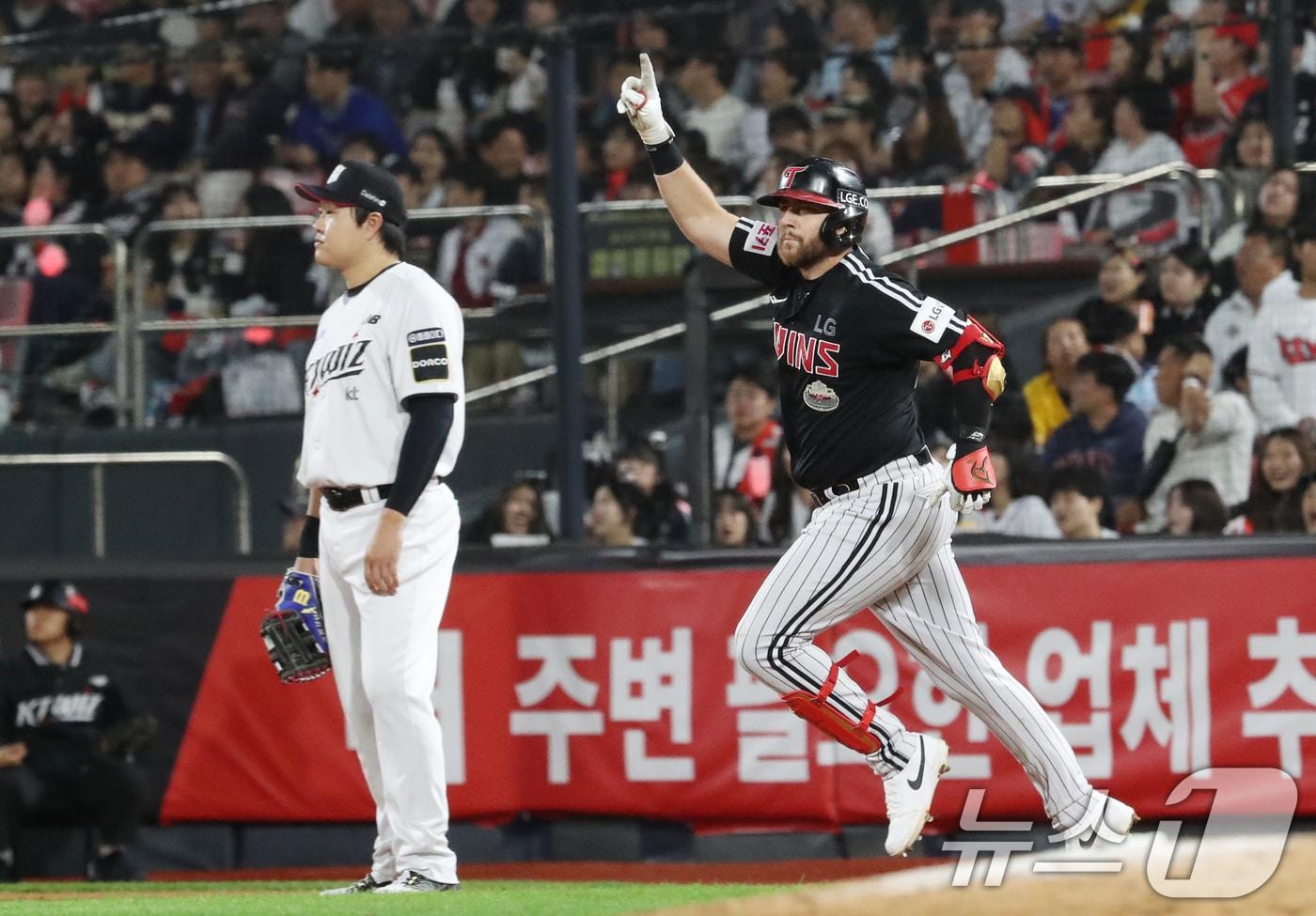 8일 오후 경기 수원시 장안구 KT위즈파크에서 열린 프로야구 &#39;2024 신한 SOL 뱅크 KBO 포스트시즌&#39; 준플레이오프 3차전 LG 트윈스와 KT 위즈의 경기, 5회초 1사 1,2루 LG 오스틴이 홈런을 치고 홈으로 향하고 있다. 2024.10.8/뉴스1 ⓒ News1 김영운 기자