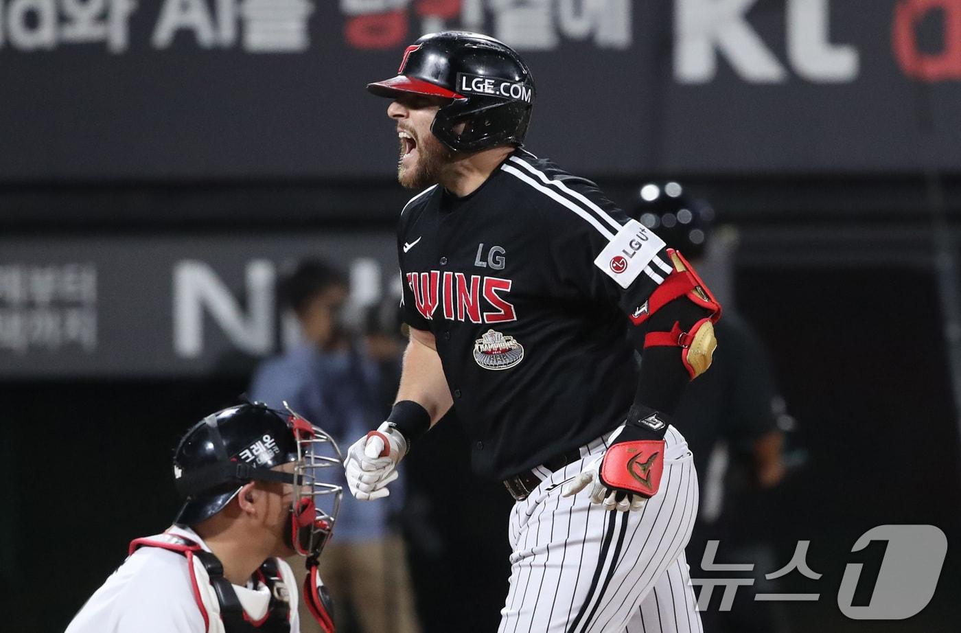 8일 오후 경기 수원시 장안구 KT위즈파크에서 열린 프로야구 &#39;2024 신한 SOL 뱅크 KBO 포스트시즌&#39; 준플레이오프 3차전 LG 트윈스와 KT 위즈의 경기 5회초 1사 1,2루 상황 LG 오스틴이 kt 벤자민을 상대로 역전 3점홈런을 치고 환호하고 있다. 2024.10.8/뉴스1 ⓒ News1 임세영 기자