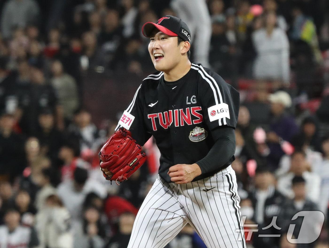 8일 오후 경기 수원시 장안구 KT위즈파크에서 열린 프로야구 &#39;2024 신한 SOL 뱅크 KBO 포스트시즌&#39; 준플레이오프 3차전 LG 트윈스와 KT 위즈의 경기, 8회말을 무실점으로 마무리한 LG 손주영이 기뻐하고 있다. 2024.10.8/뉴스1 ⓒ News1 김영운 기자