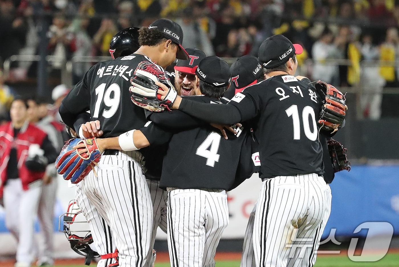 8일 오후 경기 수원시 장안구 KT위즈파크에서 열린 프로야구 &#39;2024 신한 SOL 뱅크 KBO 포스트시즌&#39; 준플레이오프 3차전 LG 트윈스와 KT 위즈의 경기에서 LG 선수들이 환호하고 있다. 이날 경기는 LG가 kt를 상대로 6-5로 승리했다.. 2024.10.8/뉴스1 ⓒ News1 임세영 기자