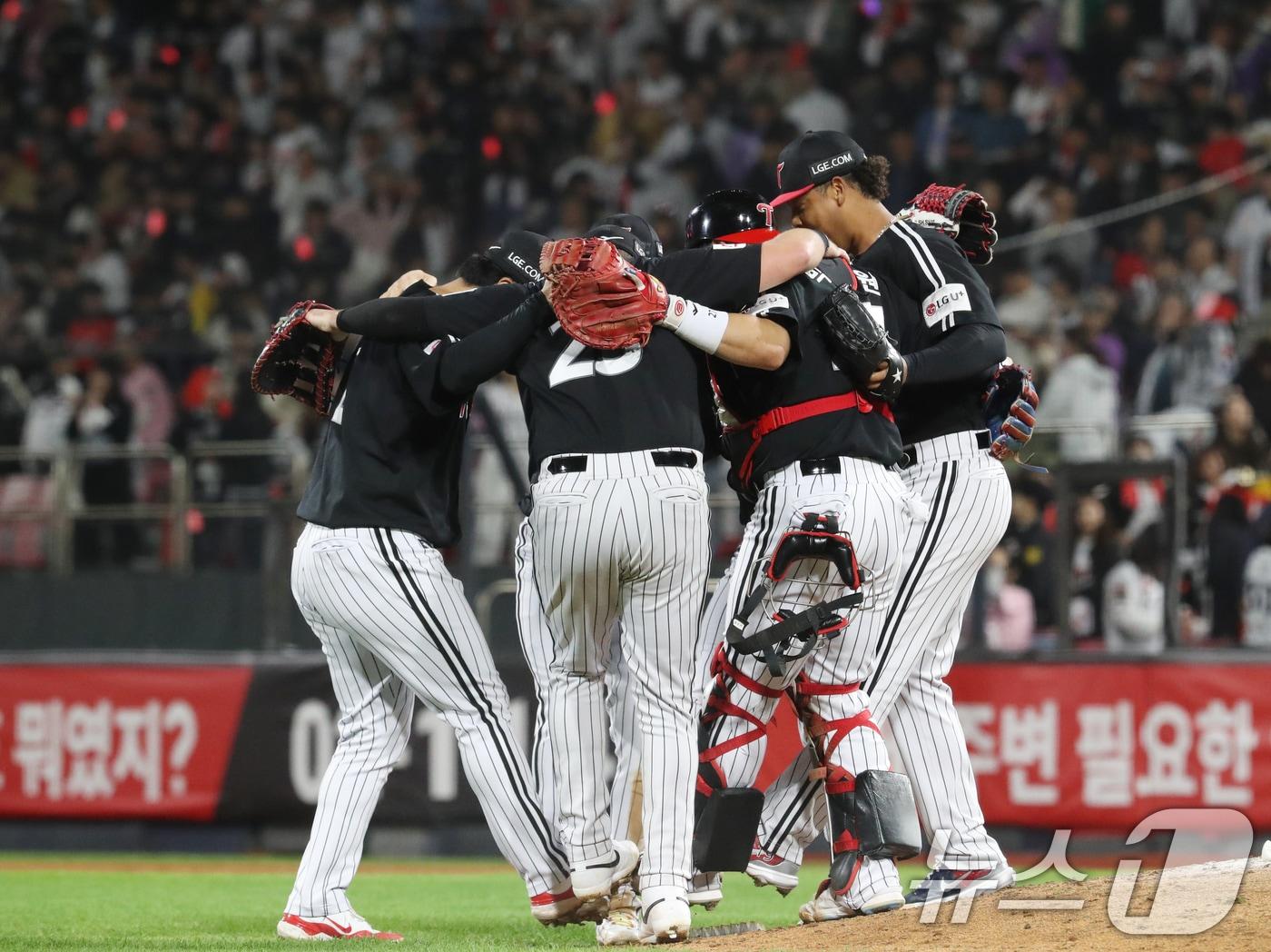 8일 오후 경기 수원시 장안구 KT위즈파크에서 열린 프로야구 &#39;2024 신한 SOL 뱅크 KBO 포스트시즌&#39; 준플레이오프 3차전 LG 트윈스와 KT 위즈의 경기 종료 후 LG 선수들이 기쁨을 나누고 있다. 이날 경기는 6대5로 LG의 승리로 끝났다. 2024.10.8/뉴스1 ⓒ News1 김영운 기자