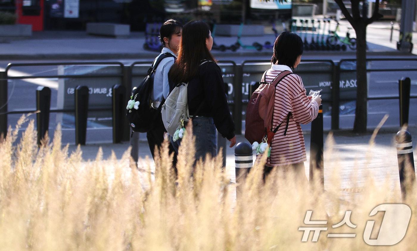 한글날인 9일 오전 서울 시내에서 시민들이 쌀쌀한 날씨에 든든한 옷차림을 하고 발걸음을 옮기고 있다. 2024.10.9/뉴스1 ⓒ News1 임세영 기자