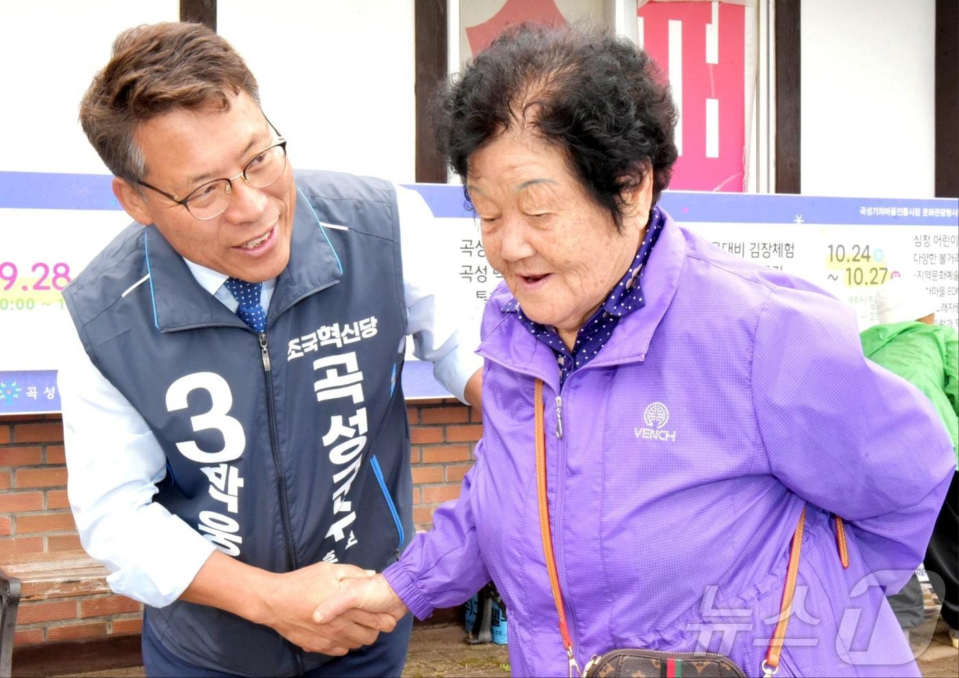 전남 곡성군수 재선거에 출마한 박웅두 조국혁신당 후보가 8일 전남 곡성군 기차마을 전통시장에서 유권자를 만나 지지를 호소하고 있다.2024.10.9/뉴스1 ⓒ News1 김동수 기자