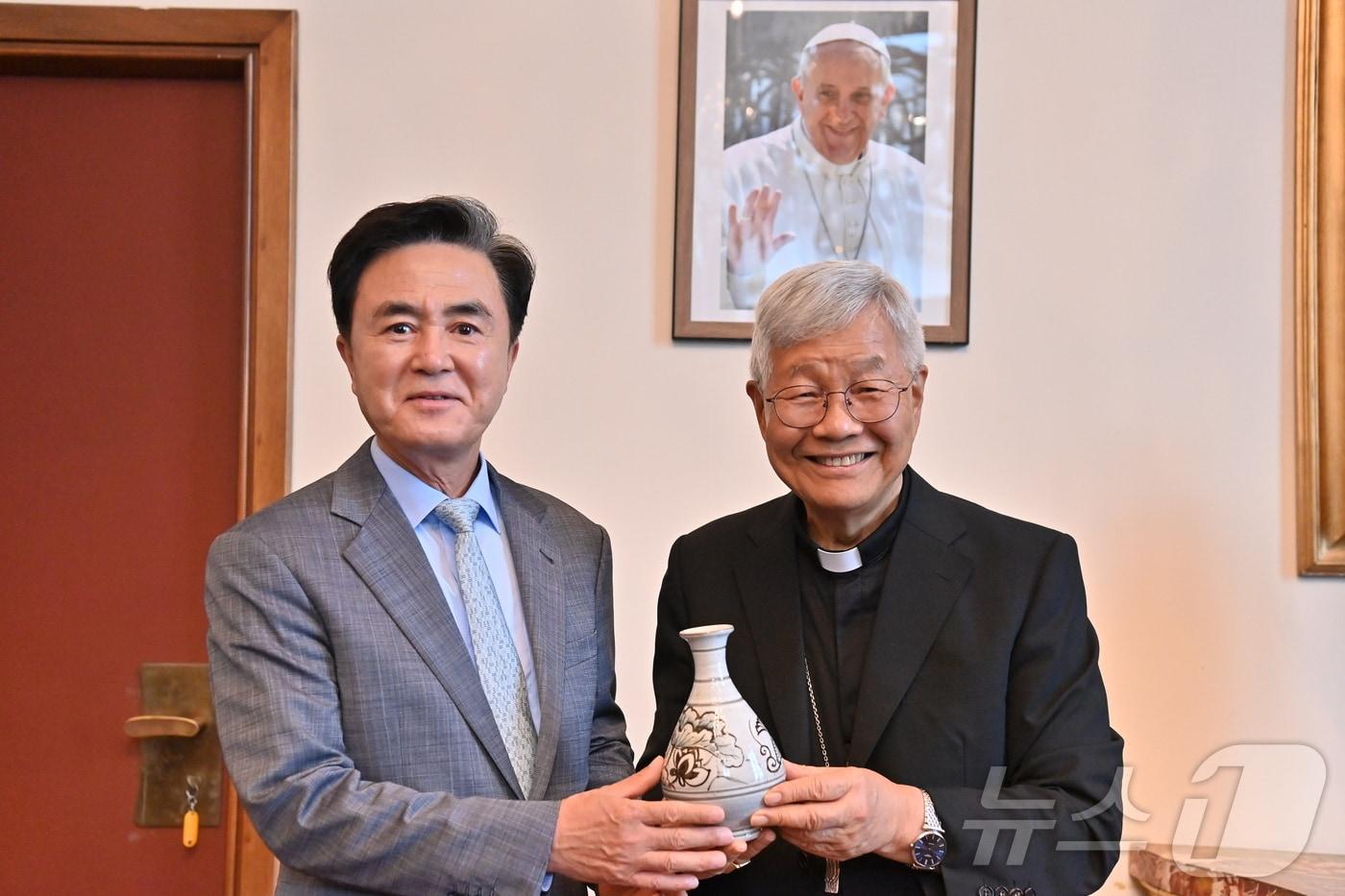 김태흠 지사&#40;왼쪽&#41;가 8일 이탈리아 로마 교황청에서 유흥식 추기경에게 도자기 선물을 전달하고 있다.&#40;충남도 제공&#41; /뉴스1