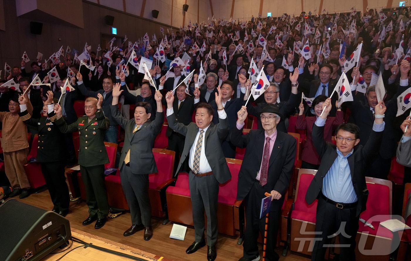 제주도는 9일 오전 설문대여성문화센터에서 &#39;578돌 한글날 경축식&#39;을 개최했다. 이날 참석자들이 만세삼창을 하고 있다.&#40;제주도 제공&#41;./뉴스1