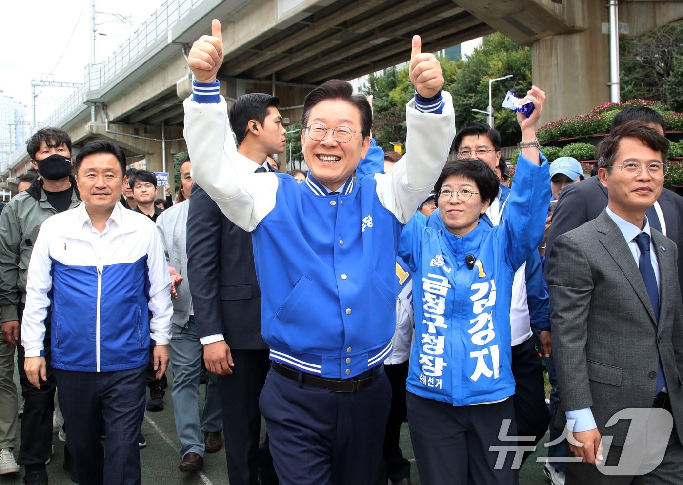 이재명 더불어민주당 대표가 9일 오후 부산 금정구 장전역 일대에서 시민들에게 김경지 금정구청장 후보에 대한 지지를 호소하고 있다. 2024.10.9/뉴스1 ⓒ News1 윤일지 기자