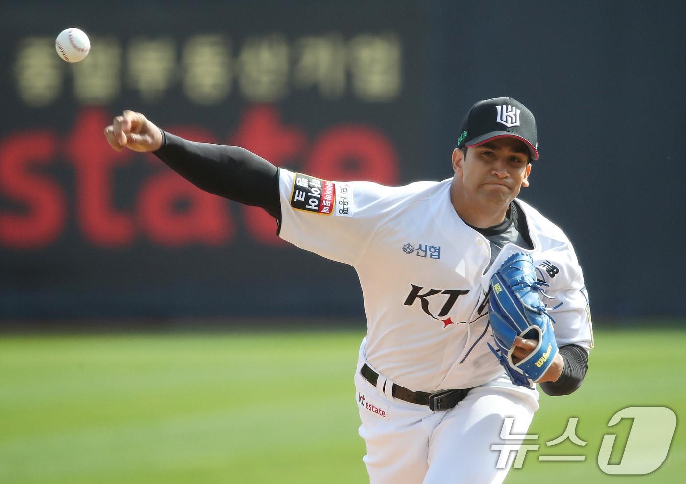 9일 오후 경기 수원시 장안구 KT 위즈파크에서 열린 프로야구 &#39;2024 신한 SOL 뱅크 KBO 포스트시즌&#39; 준플레이오프 4차전 LG 트윈스와 kt 위즈의 경기에서 kt 쿠에바스가 역투하고 있다. 2024.10.9/뉴스1 ⓒ News1 임세영 기자