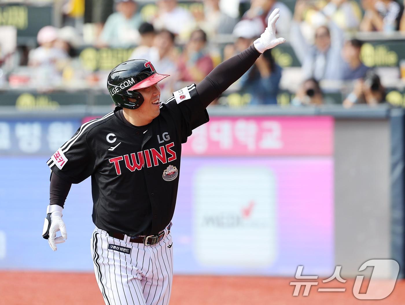 9일 오후 경기 수원시 장안구 KT위즈파크에서 열린 프로야구 &#39;2024 신한 SOL 뱅크 KBO 포스트시즌&#39; 준플레이오프 4차전 LG 트윈스와 KT 위즈의 경기, LG 김현수가 2회초 2사 솔로홈런을 친 뒤 세리머니를 하며 더그아웃으로 향하고 있다. 2024.10.9/뉴스1 ⓒ News1 김진환 기자