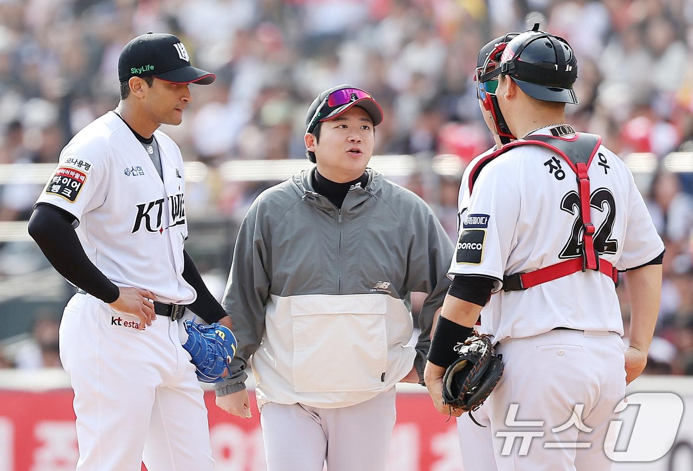 9일 오후 경기 수원시 장안구 KT위즈파크에서 열린 프로야구 &#39;2024 신한 SOL 뱅크 KBO 포스트시즌&#39; 준플레이오프 4차전 LG 트윈스와 KT 위즈의 경기, 2회초 2사 백투백 홈런을 허용한 kt 선발 쿠에바스가 마운드를 방문한 포수 장성우와 대화를 하고 있다. 2024.10.9/뉴스1 ⓒ News1 김진환 기자