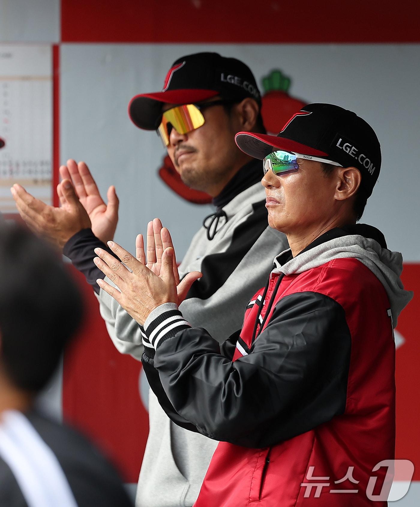 9일 오후 경기 수원시 장안구 KT위즈파크에서 열린 프로야구 &#39;2024 신한 SOL 뱅크 KBO 포스트시즌&#39; 준플레이오프 4차전 LG 트윈스와 KT 위즈의 경기, LG 염경엽 감독과 이호준 코치가 손뼉을 치며 선수들을 독려하고 있다. 2024.10.9/뉴스1 ⓒ News1 김진환 기자