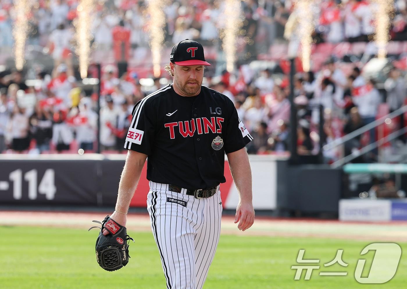 9일 오후 경기 수원시 장안구 KT위즈파크에서 열린 프로야구 &#39;2024 신한 SOL 뱅크 KBO 포스트시즌&#39; 준플레이오프 4차전 LG 트윈스와 KT 위즈의 경기, LG 선발 엔스가 4회말 1사 만루 상황에서 강판되고 있다. 2024.10.9/뉴스1 ⓒ News1 김진환 기자