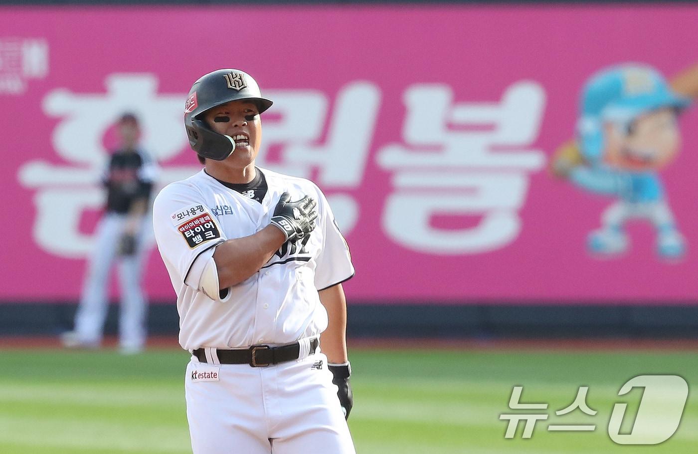 9일 오후 경기 수원시 장안구 KT위즈파크에서 열린 프로야구 &#39;2024 신한 SOL 뱅크 KBO 포스트시즌&#39; 준플레이오프 4차전 LG 트윈스와 KT 위즈의 경기 5회말 kt 선두타자 강백호가 LG 김진성을 상대로 1점 홈런을 치고 환호하고 있다. 2024.10.9/뉴스1 ⓒ News1 임세영 기자