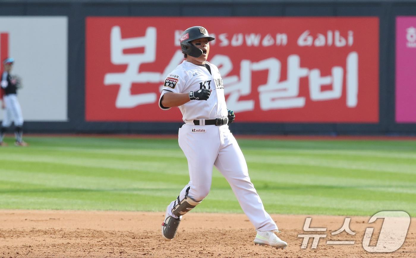 9일 오후 경기 수원시 장안구 KT위즈파크에서 열린 프로야구 &#39;2024 신한 SOL 뱅크 KBO 포스트시즌&#39; 준플레이오프 4차전 LG 트윈스와 KT 위즈의 경기 5회말 kt 선두타자 강백호가 LG 김진성을 상대로 1점 홈런을 치고 환호하고 있다. 2024.10.9/뉴스1 ⓒ News1 임세영 기자