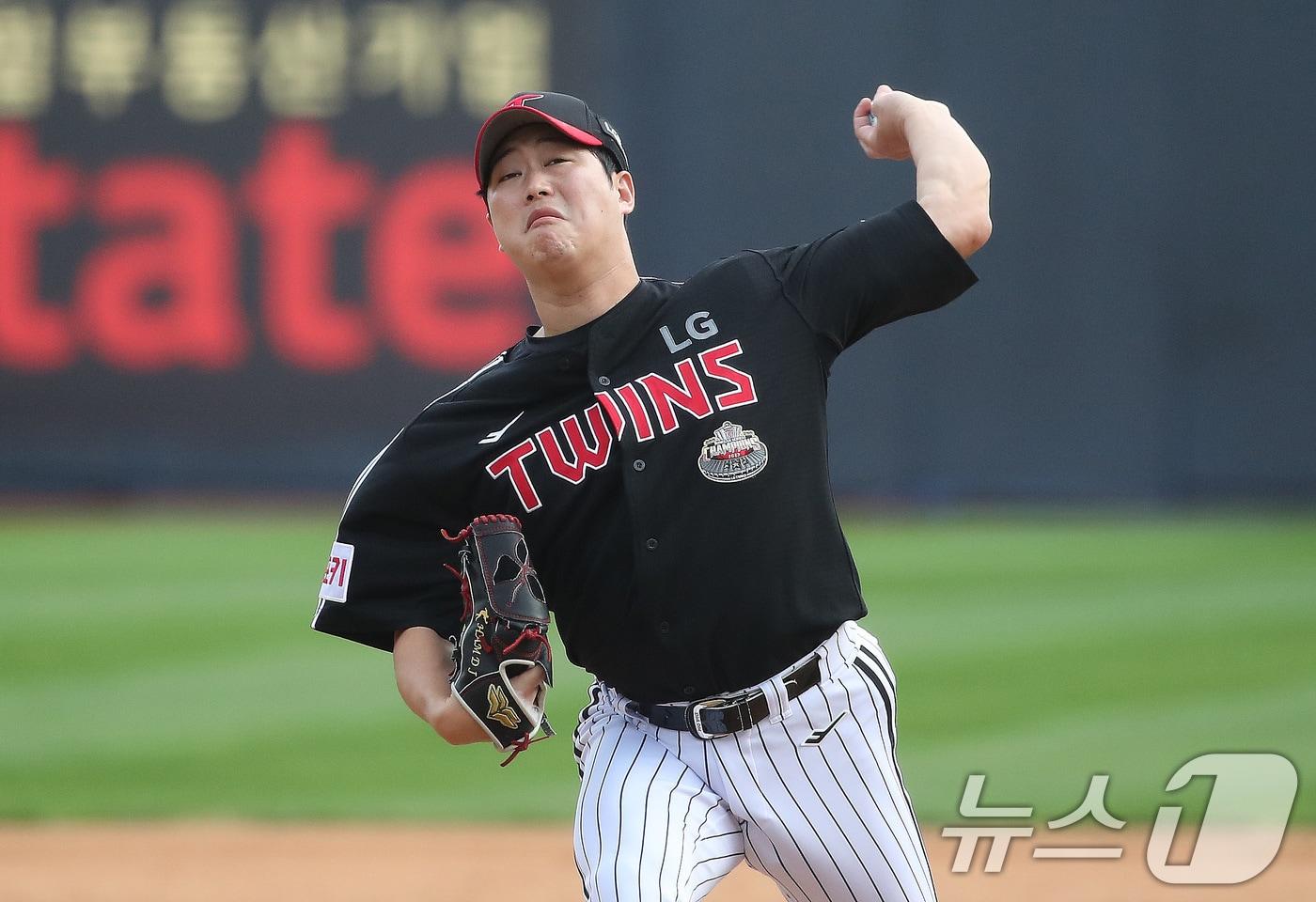 9일 오후 경기 수원시 장안구 KT위즈파크에서 열린 프로야구 &#39;2024 신한 SOL 뱅크 KBO 포스트시즌&#39; 준플레이오프 4차전 LG 트윈스와 KT 위즈의 경기 6회말 2사 만루 상황에 마운드에 오른 LG 함덕주가 역투하고 있다. 2024.10.9/뉴스1 ⓒ News1 임세영 기자