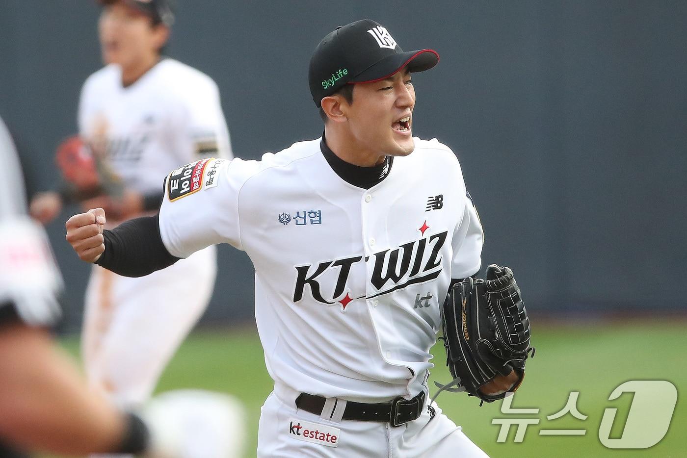 9일 오후 경기 수원시 장안구 KT위즈파크에서 열린 프로야구 &#39;2024 신한 SOL 뱅크 KBO 포스트시즌&#39; 준플레이오프 4차전 LG 트윈스와 KT 위즈의 경기 7회초 2사 1루 상황 kt 고영표가 LG 오스틴을 투수 라인드라이브 아웃으로 잡아내고 환호하고 있다. 2024.10.9/뉴스1 ⓒ News1 임세영 기자