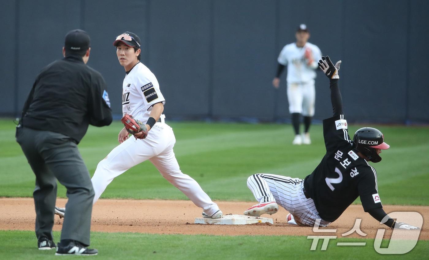 9일 오후 경기 수원시 장안구 KT위즈파크에서 열린 프로야구 &#39;2024 신한 SOL 뱅크 KBO 포스트시즌&#39; 준플레이오프 4차전 LG 트윈스와 KT 위즈의 경기, LG 문보경이 8회초 무사 1루에서 박동원의 유격수 앞 땅볼 때 2루로 쇄도하고 있다. 2024.10.9/뉴스1 ⓒ News1 임세영 기자