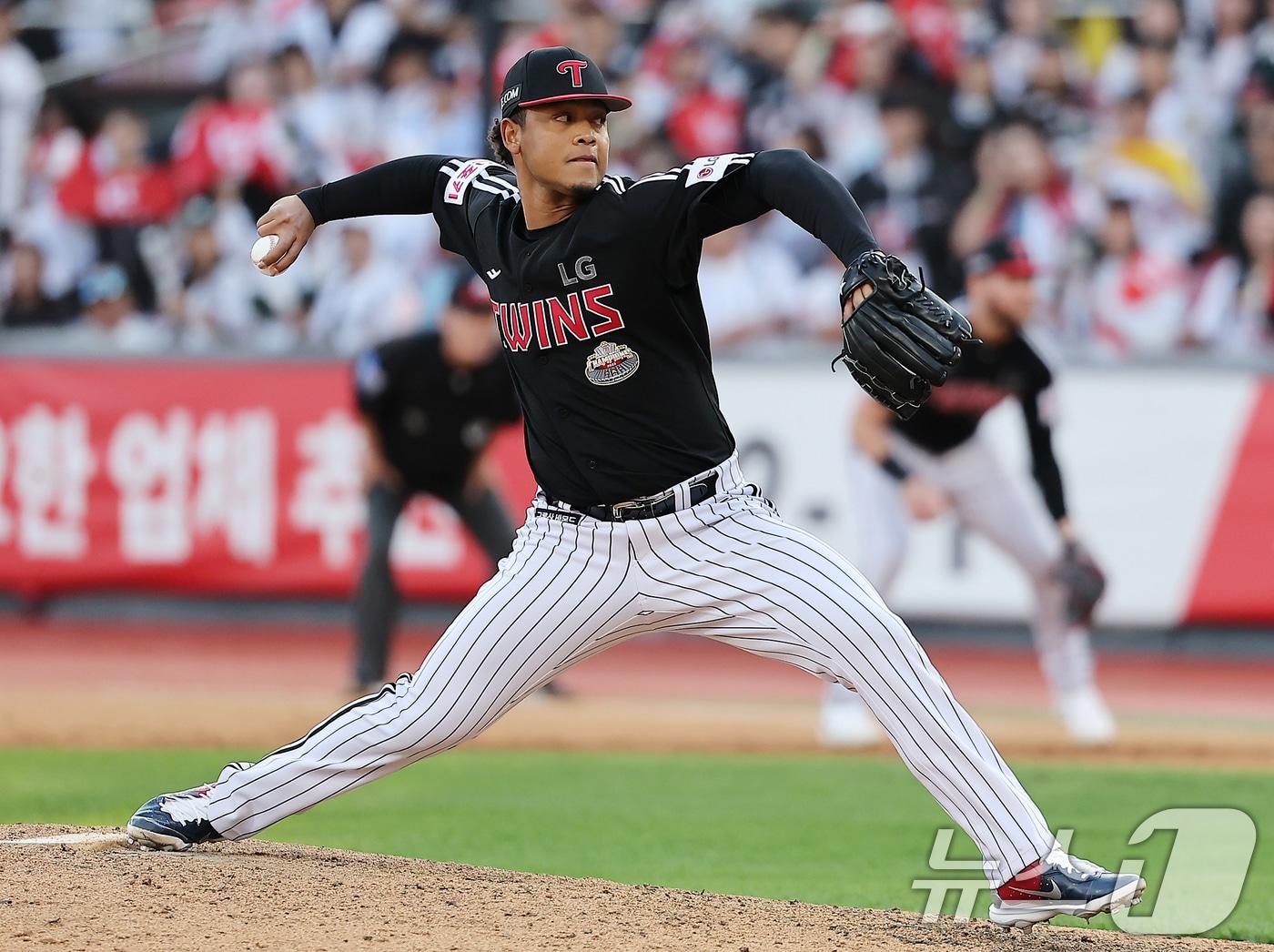 9일 오후 경기 수원시 장안구 KT위즈파크에서 열린 프로야구 &#39;2024 신한 SOL 뱅크 KBO 포스트시즌&#39; 준플레이오프 4차전 LG 트윈스와 KT 위즈의 경기, LG 에르난데스가 8회말 등판해 힘차게 공을 던지고 있다. 2024.10.9/뉴스1 ⓒ News1 김진환 기자