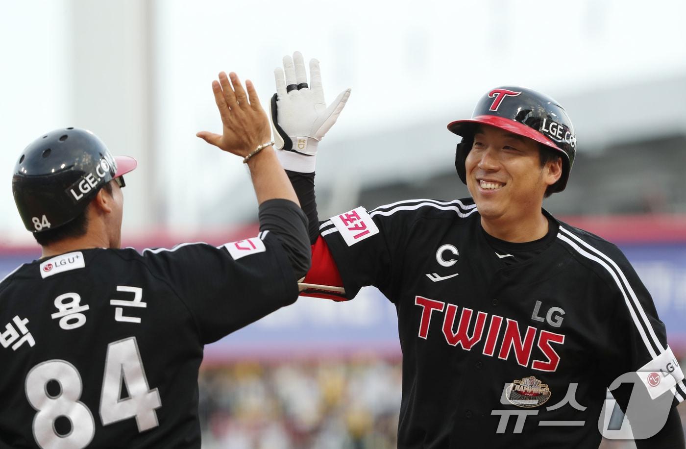 9일 오후 경기 수원시 장안구 KT위즈파크에서 열린 프로야구 &#39;2024 신한 SOL 뱅크 KBO 포스트시즌&#39; 준플레이오프 4차전 LG 트윈스와 KT 위즈의 경기, LG 김현수가 8회초 1사 2루에서 동점 적시타를 친 뒤 박용근 코치와 기쁨을 나누고 있다. 2024.10.9/뉴스1 ⓒ News1 김영운 기자