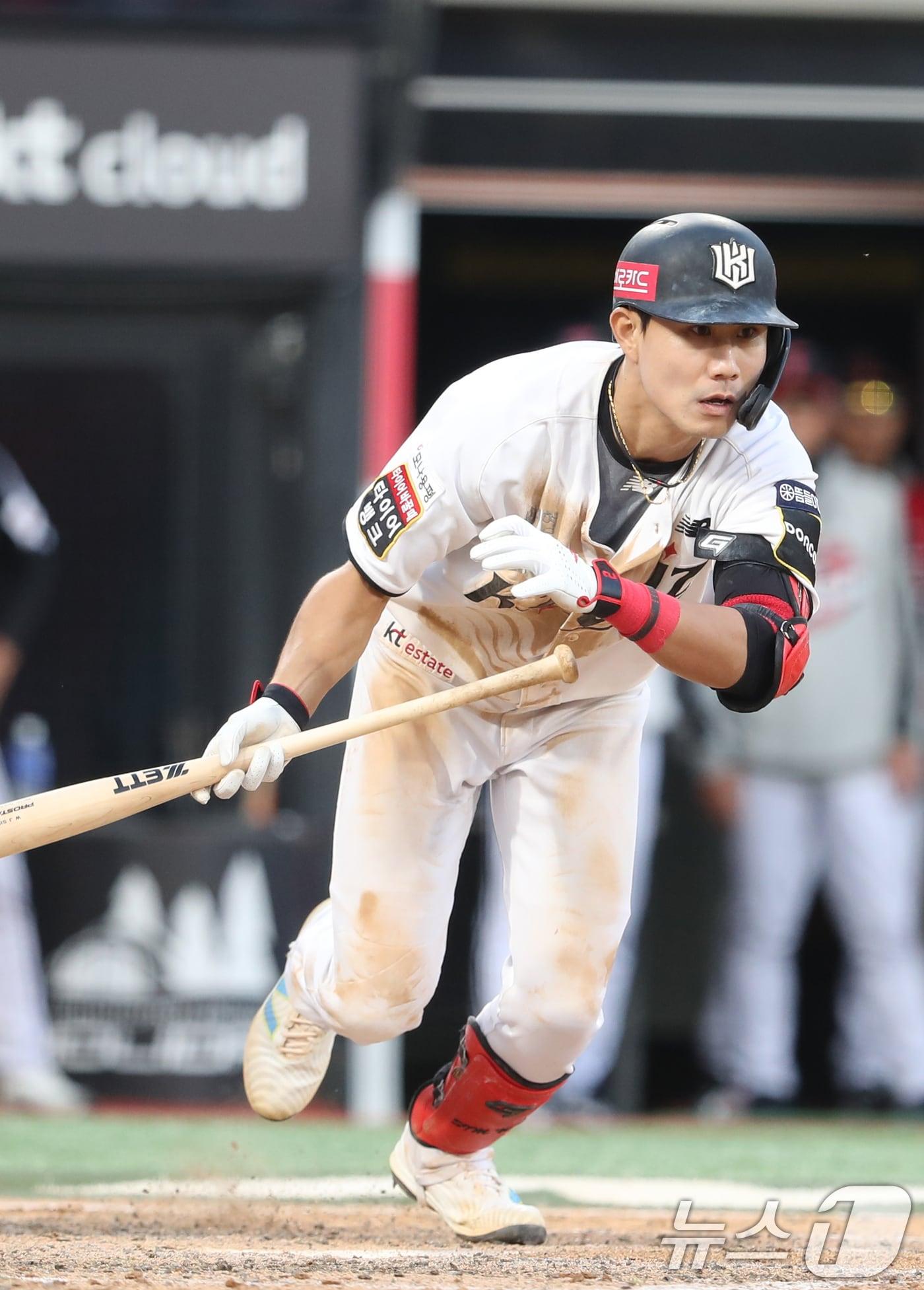 9일 오후 경기 수원시 장안구 KT위즈파크에서 열린 프로야구 &#39;2024 신한 SOL 뱅크 KBO 포스트시즌&#39; 준플레이오프 4차전 LG 트윈스와 KT 위즈의 경기, 10회말 무사 1루 KT 심우준이 번트를 치고 있다. 2024.10.9/뉴스1 ⓒ News1 김영운 기자