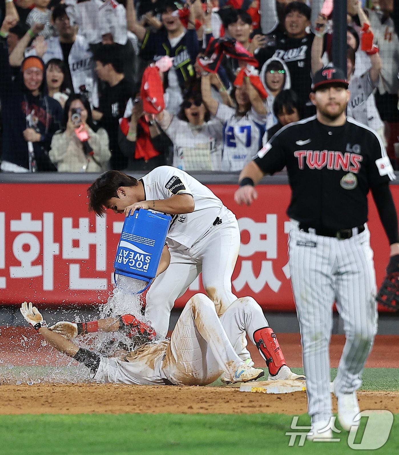 9일 오후 경기 수원시 장안구 KT위즈파크에서 열린 프로야구 &#39;2024 신한 SOL 뱅크 KBO 포스트시즌&#39; 준플레이오프 4차전 LG 트윈스와 KT 위즈의 경기, kt 심우준이 연장 11회말 2사 만루에서 끝내기 안타를 친 뒤 동료들에게 물세례를 받고 있다. 2024.10.9/뉴스1 ⓒ News1 김진환 기자