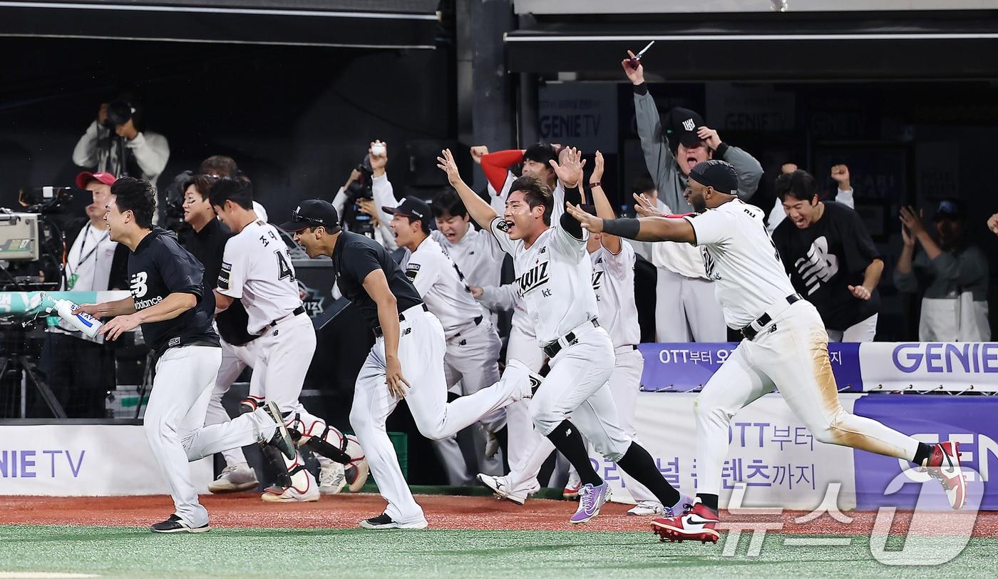 9일 오후 경기 수원시 장안구 KT위즈파크에서 열린 프로야구 &#39;2024 신한 SOL 뱅크 KBO 포스트시즌&#39; 준플레이오프 4차전 LG 트윈스와 KT 위즈의 경기, 연장 11회말 심우준의 끝내기 안타로 6대5 승리를 거둔 kt 선수들이 그라운드로 뛰어 나가고 있다. 2024.10.9/뉴스1 ⓒ News1 김진환 기자