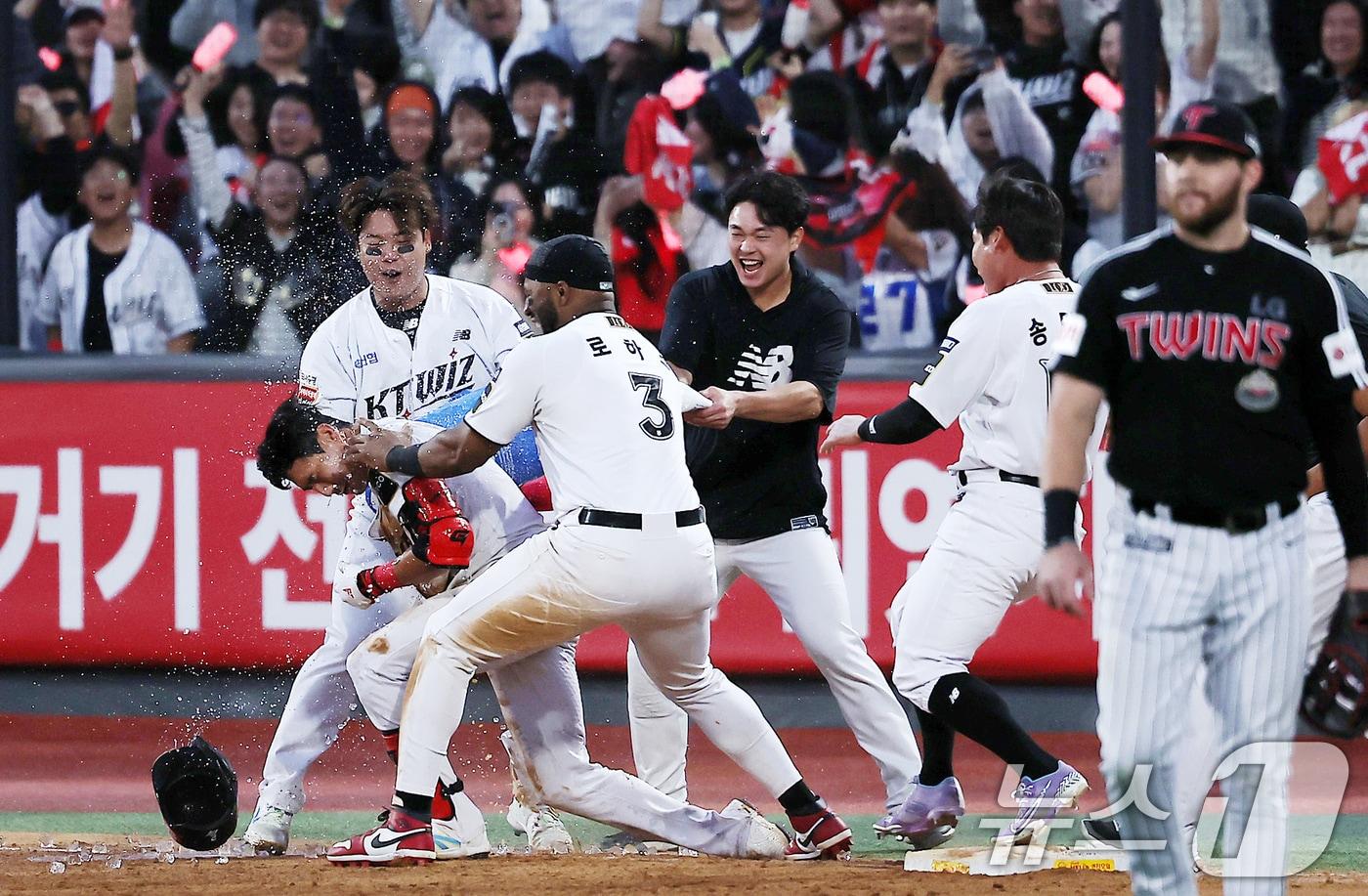 9일 오후 경기 수원시 장안구 KT위즈파크에서 열린 프로야구 &#39;2024 신한 SOL 뱅크 KBO 포스트시즌&#39; 준플레이오프 4차전 LG 트윈스와 KT 위즈의 경기, kt 심우준이 연장 11회말 2사 만루에서 끝내기 안타를 친 뒤 동료들에게 물세례를 받고 있다. 2024.10.9/뉴스1 ⓒ News1 김진환 기자