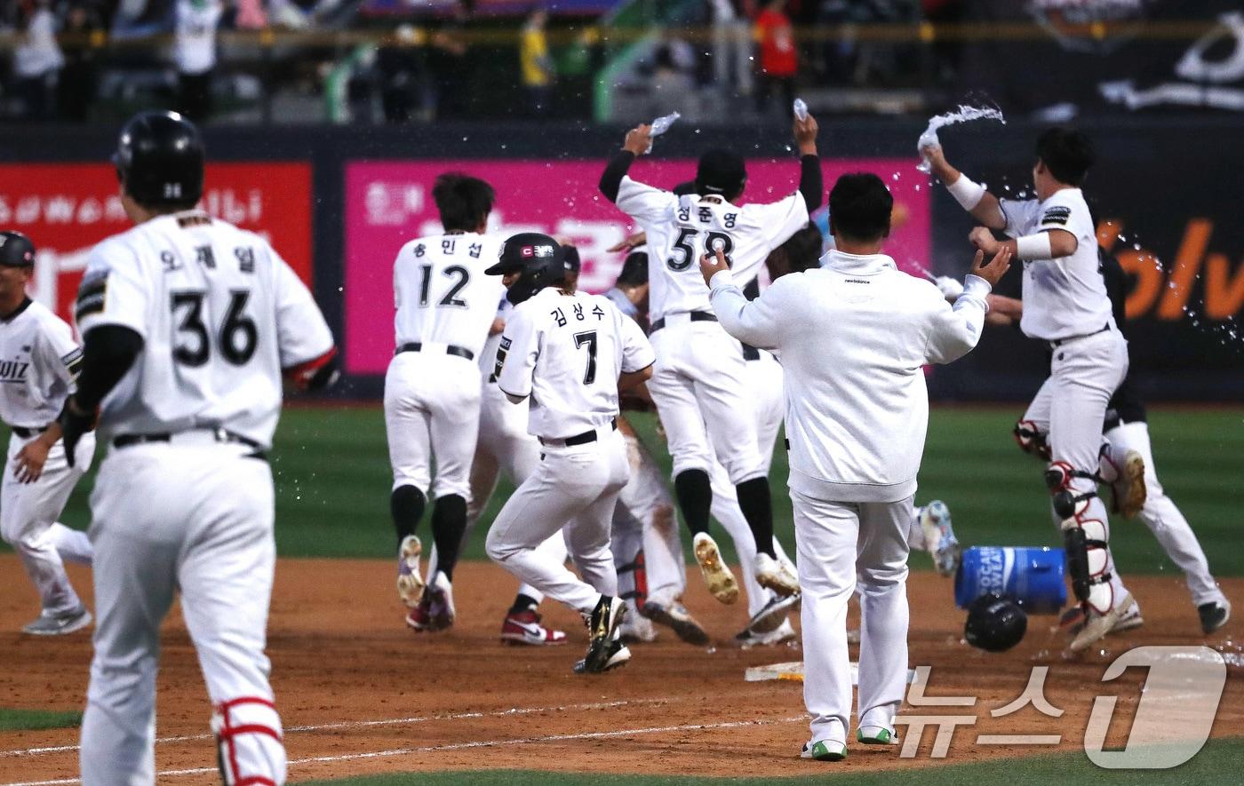 9일 오후 경기 수원시 장안구 KT위즈파크에서 열린 프로야구 &#39;2024 신한 SOL 뱅크 KBO 포스트시즌&#39; 준플레이오프 4차전 LG 트윈스와 KT 위즈의 경기, 연장 11회말 심우준의 끝내기 안타로 6대5 승리를 거둔 kt 선수들이 그라운드로 뛰어 나가고 있다. 2024.10.9/뉴스1 ⓒ News1 임세영 기자