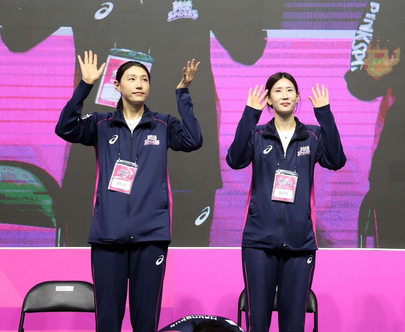 9일 인천 삼산체육관에서 출정식을 가진 흥국생명 김연경&#40;왼쪽&#41;과 김수지. &#40;흥국생명 배구단 제공&#41;