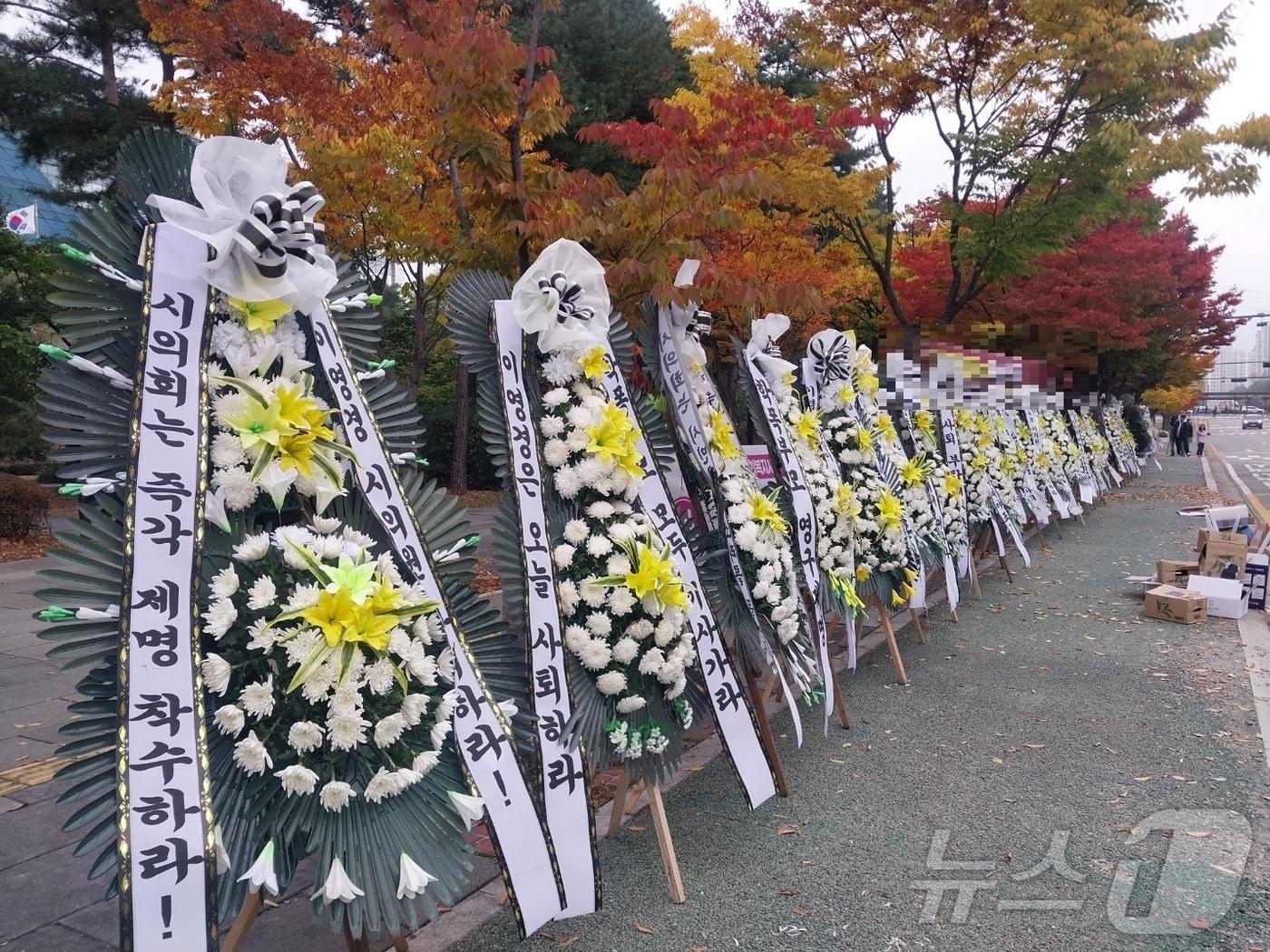 28일 오전 경기 성남시의회 A 의원 자녀의 학교폭력 가해 논란과 관련해 지역 학부모들이 시의회 앞에서 2차 시위를 펼쳤다. 1차 시위는 사건이 벌어진 초등학교 앞에서 지난 23일 진행됐다./송용환기자