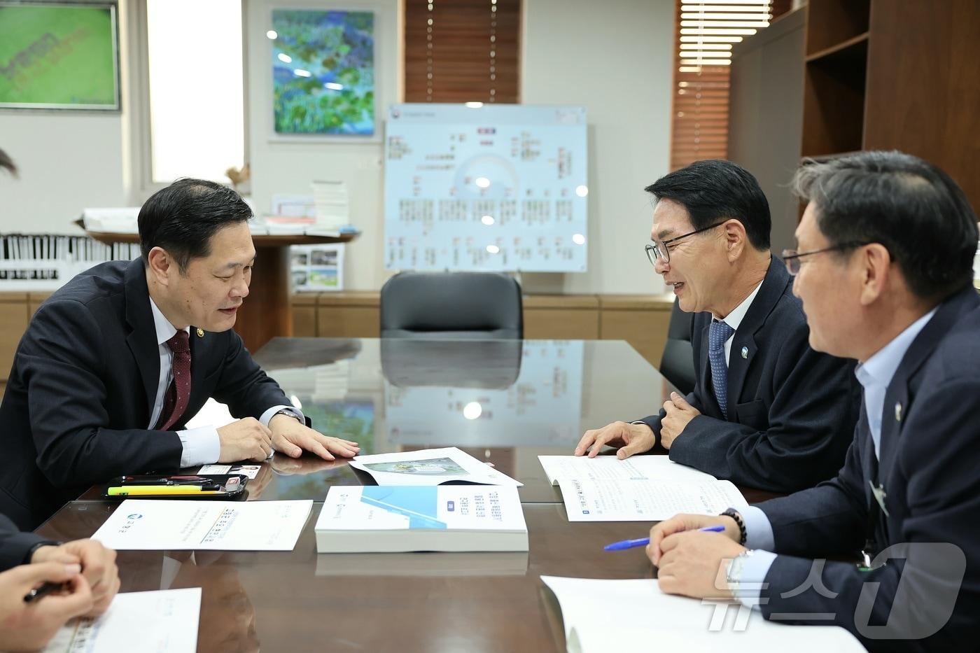 심덕섭 고창군수&#40;오른쪽&#41;가 이희완 국가보훈처 차관&#40;왼쪽&#41;과 면담하고 독립운동 서훈신청서를 전달하고 있다.2024.10.31/뉴스1