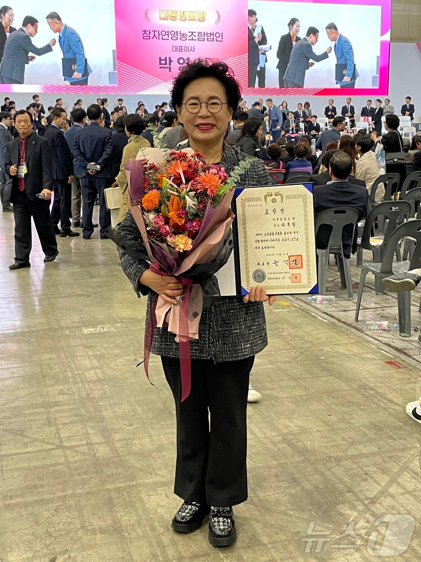 군산시 명장인 라복임 씨가 &#39;대한민국 소상공인대회&#39;에서 지역 화훼산업발전과 소상공인 후학 양성의 공로를 인정받아 대통령 표창을 수상했다.&#40;군산시 제공&#41; 2024.11.1/뉴스1