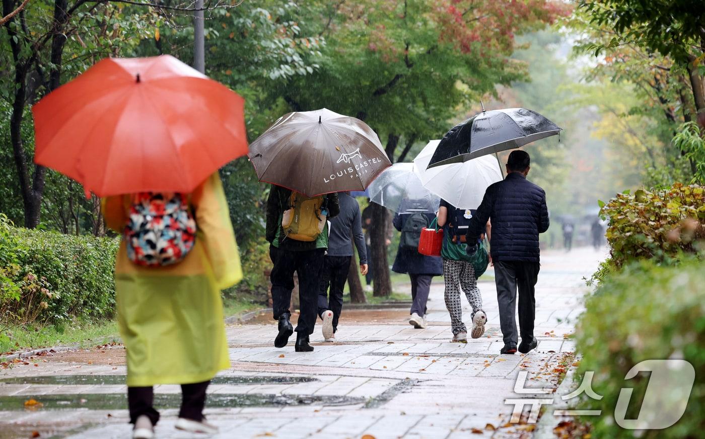 1일 오전 광주전남에 최대 60㎜의 비가 예고된 가운데 광주 서구 상무지구에 시민들이 우산을 쓰고 걸어가고 있다. 2024.11.1/뉴스1 ⓒ News1 김태성 기자