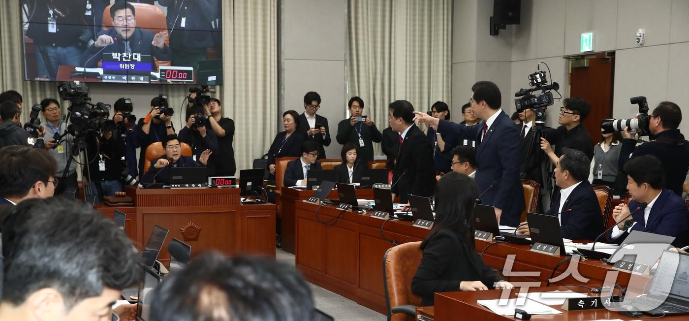 국민의힘 의원들이 1일 오전 서울 여의도 국회 운영위원회에서 열린 대통령비서실·국가안보실·대통령 경호처에 대한 국정감사에서 김건희 여사 등의 증인 출석 문제와 야당의 주요 법안 단독 처리에 대해 박찬대 운영위원장에게 항의하고 있다. 2024.11.1/뉴스1 ⓒ News1 이광호 기자