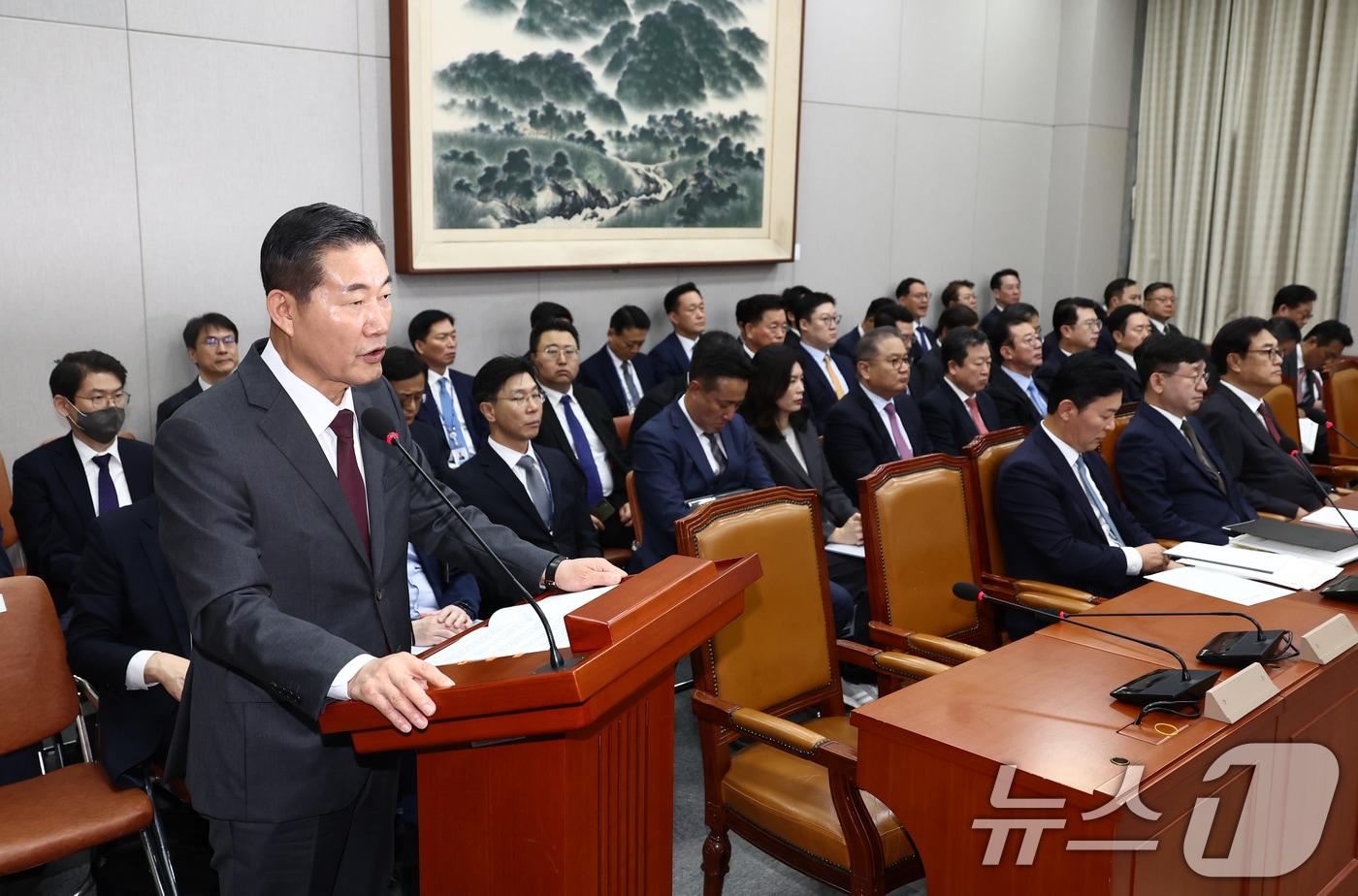 신원식 국가안보실장이 1일 오전 서울 여의도 국회 운영위원회에서 열린 대통령비서실·국가안보실·대통령 경호처 대상 종합 국정감사에 출석해 업무보고를 하고 있다. 2024.11.1/뉴스1 ⓒ News1 김민지 기자