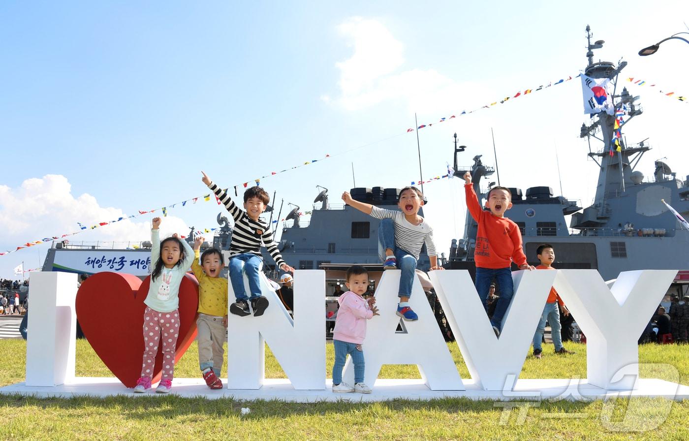 제7기동전단은 오는 9일 제주해군기지 일대에서 &#39;2024 네이비 위크 인 제주&#40;NAVY WEEK IN JEJU&#41;&#39; 행사를 개최한다고 1일 밝혔다.&#40;해군 제7기동전단 제공&#41;/뉴스1 