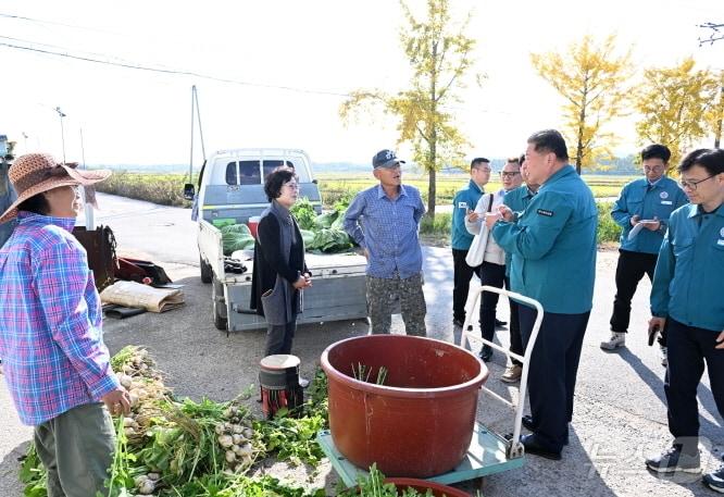 31일 김경일 파주시장이 대남방송으로 고통을 겪고 있는 민통선 대성동 마을을 방문해 주민들과 피해 상황을 이야기하고 있다. &#40;파주시 제공&#41;